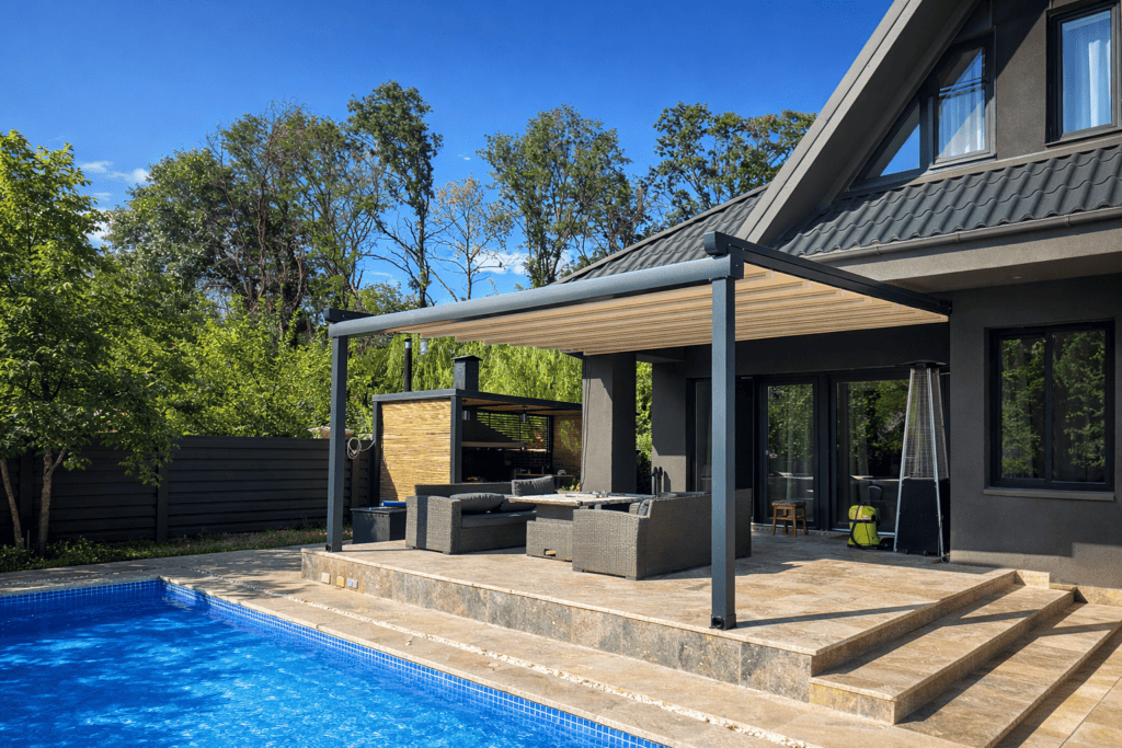 Terasă elegantă cu mobilier confortabil și acoperiș pentru relaxare în aer liber.