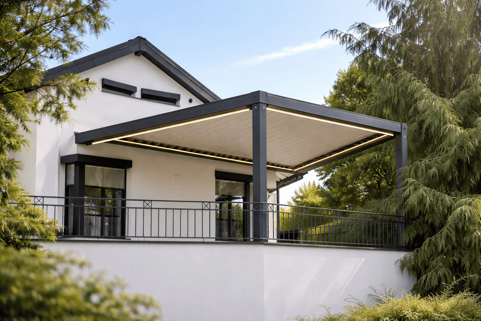 Pergolă bioclimatică pentru terasă, design modern și funcționalitate avansată.